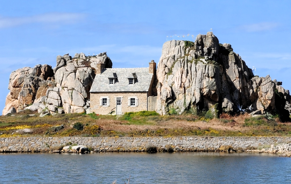 Maison entre les rochers de Plougrescant — excursion privée Côte de Granit Rose Bretagne