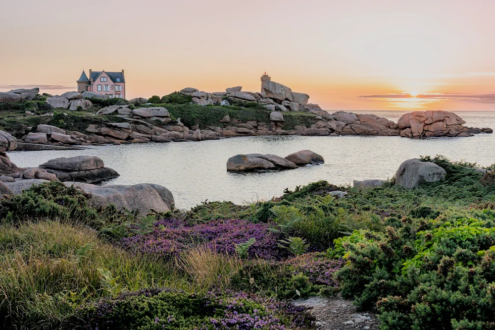 Chaos de granit rose au coucher du soleil — Ploumanac'h, Côte de Granit Rose