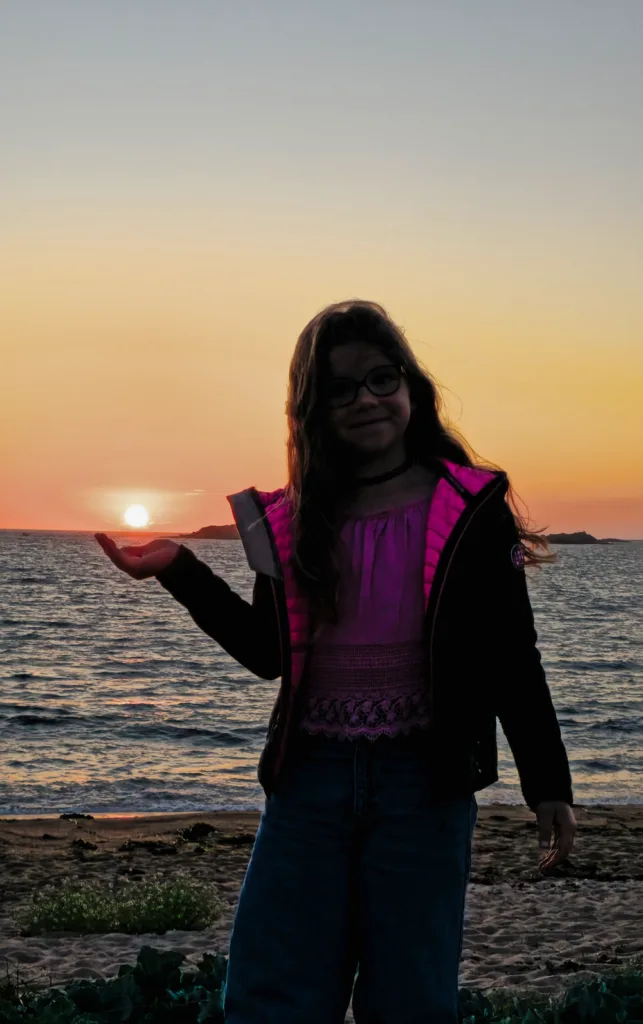 Coucher de soleil tenu dans la main — excursion sur-mesure Côte de Granit Rose