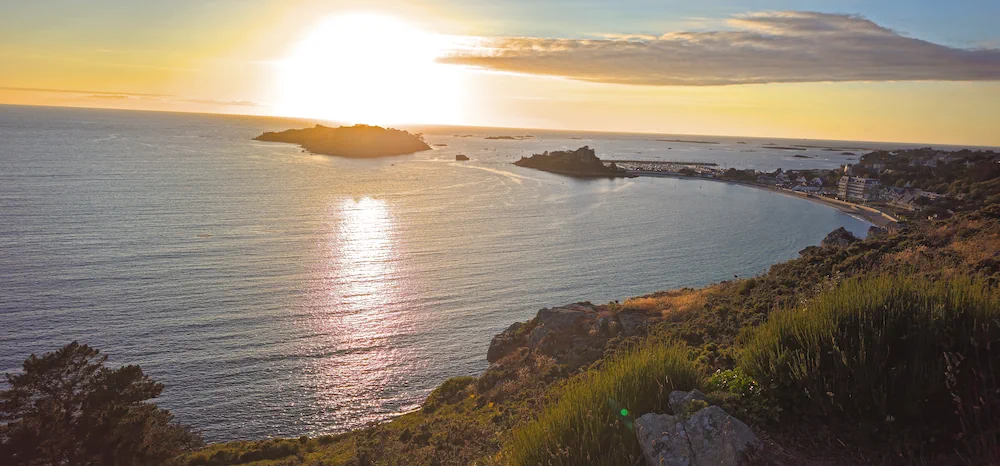 Coucher de soleil sur la baie de Tresmeur — Trébeurden, Côte de Granit Rose