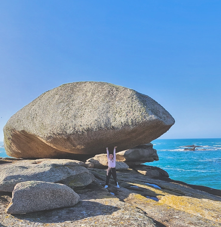 Enfant sur les rochers de granit rose — excursion privée Côte de Granit Rose Ploumanac'h