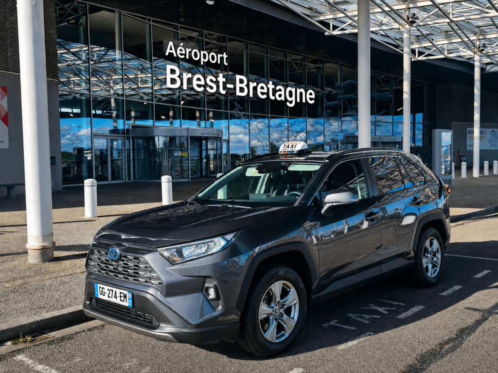 Toyota RAV4 de Romain devant l'aéroport de Brest Guipavas — taxi depuis la Côte de Granit Rose