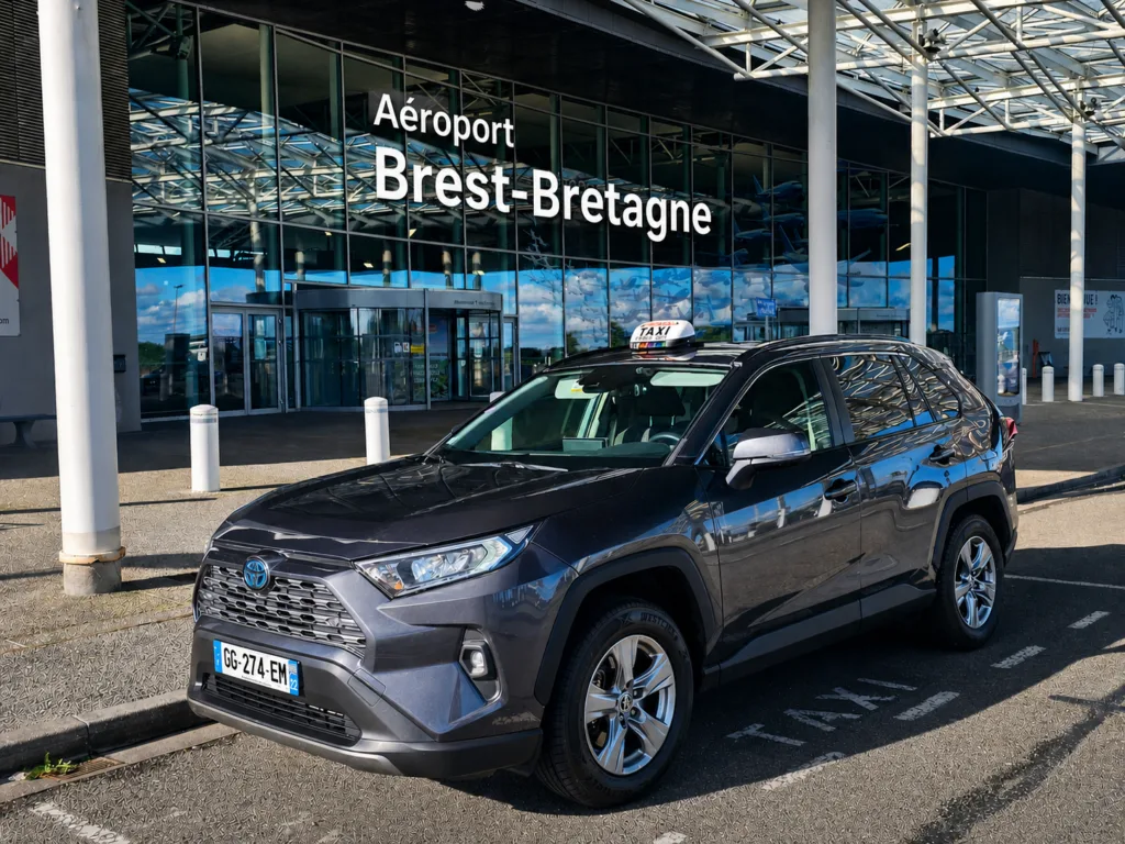 Toyota RAV4 de Romain devant l'aéroport de Brest Guipavas — taxi depuis la Côte de Granit Rose