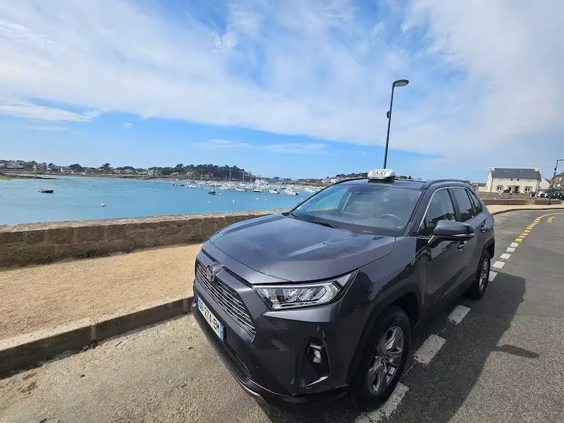 Toyota RAV4 tarif taxi Pleumeur-Bodou devant le port de la Côte de Granit Rose