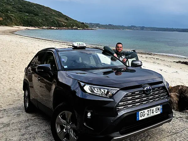 FAQ taxi Pleumeur-Bodou — Romain et son Toyota RAV4 2022 à Pors Mabo, Trébeurden, Côte de Granit Rose