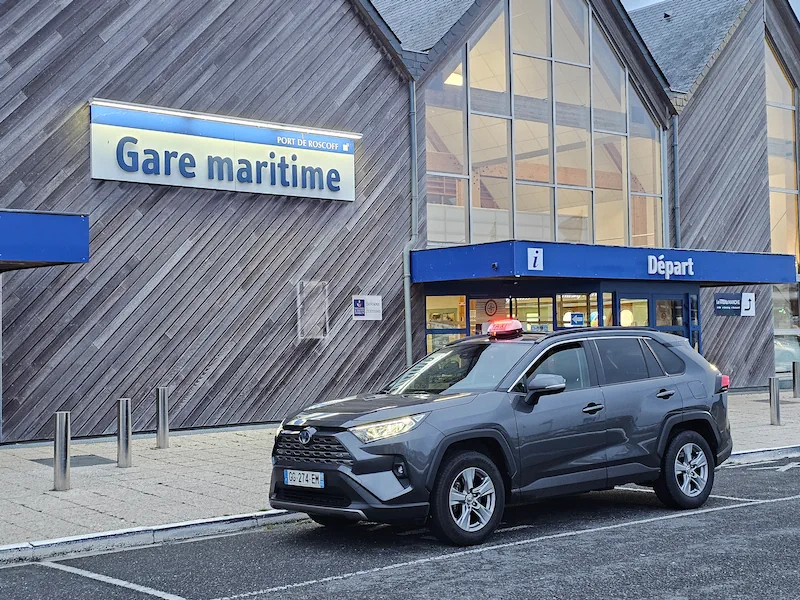 Taxi Roscoff — Romain garé devant la gare maritime du port de ferry Roscoff, Toyota RAV4
