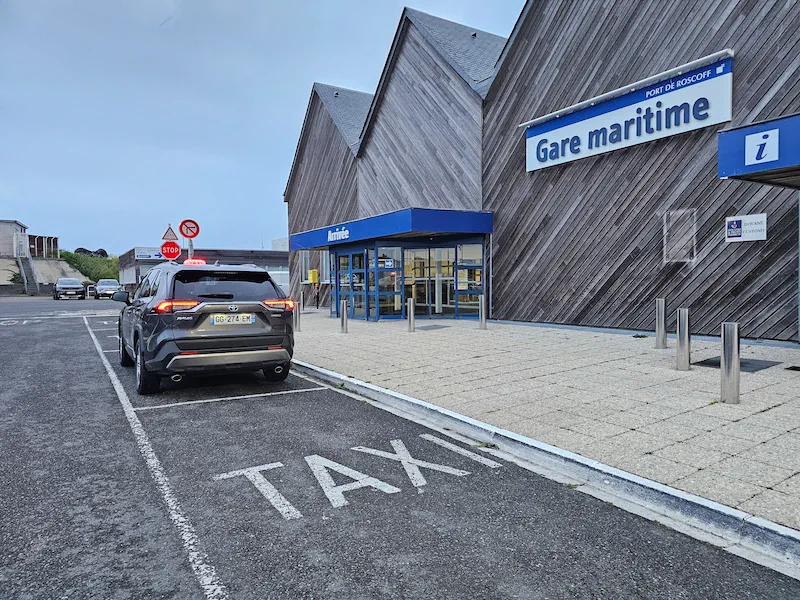 Toyota RAV4 taxi garé sur l'emplacement TAXI à l'arrivée de la gare maritime de Roscoff