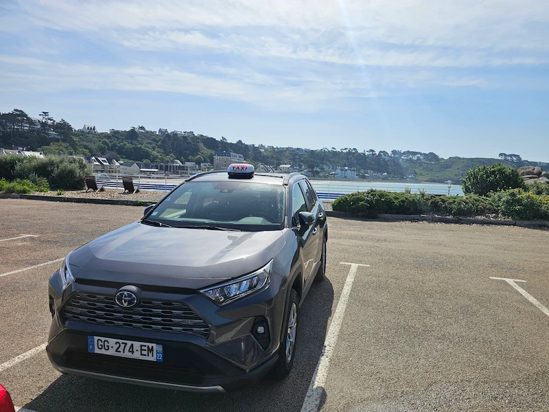Toyota RAV4 taxi Pleumeur-Bodou avec enseigne taxi, parking de la plage de Tresmeur à Trébeurden — Côte de Granit Rose