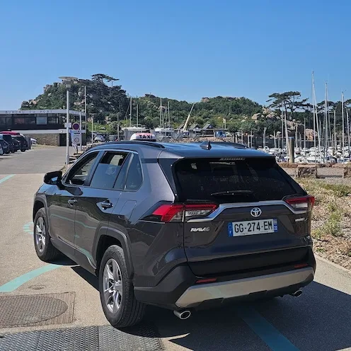 Taxi Pleumeur-Bodou — Toyota RAV4 de Taxi Romain au port de Trébeurden, Côte de Granit Rose