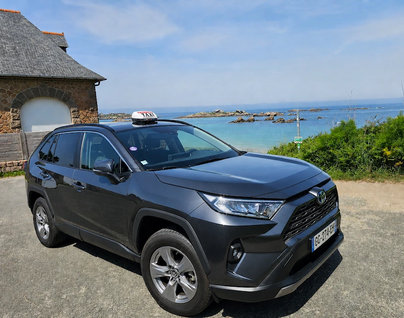 Toyota RAV4 Taxi Romain devant les rochers roses de Trégastel, Côte de Granit Rose