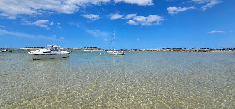 Plage de Pors Gelen à Île Grande — eaux turquoise, bateaux au mouillage, Côte de Granit Rose, Pleumeur-Bodou