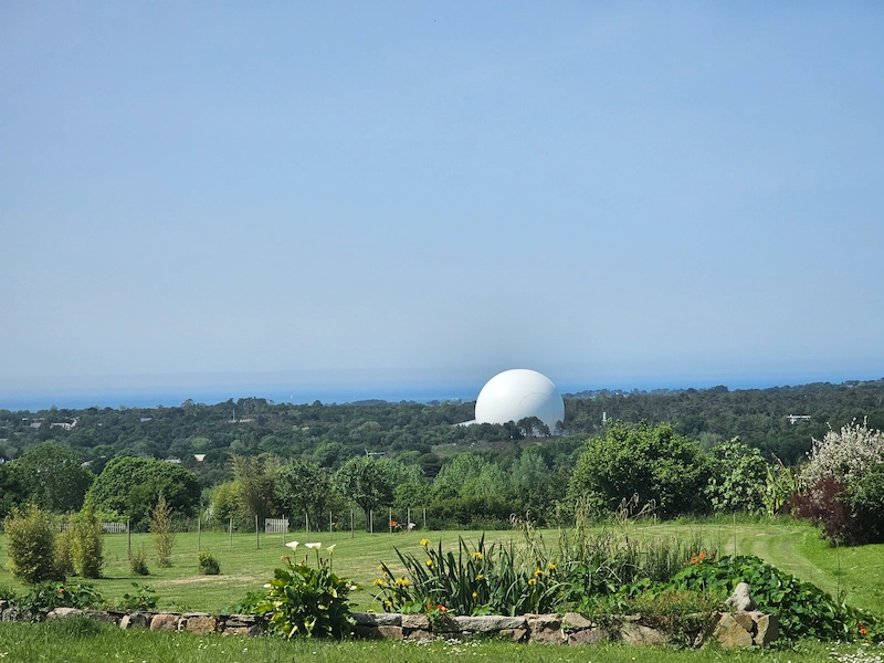 Radome de Pleumeur-Bodou vu depuis Île Grande — sphère blanche emblématique de la Côte de Granit Rose, Bretagne