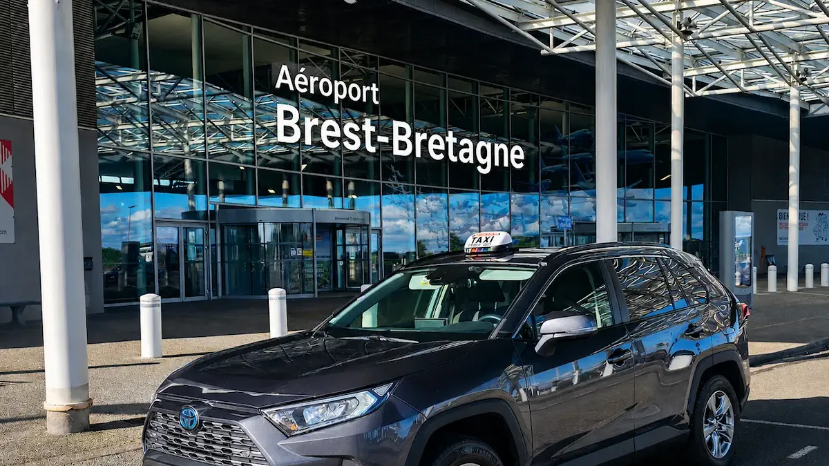 Romains Toyota RAV4 Taxi zum Flughafen Brest — privater Transfer von der Rosa Granitküste, Festpreis 215 €