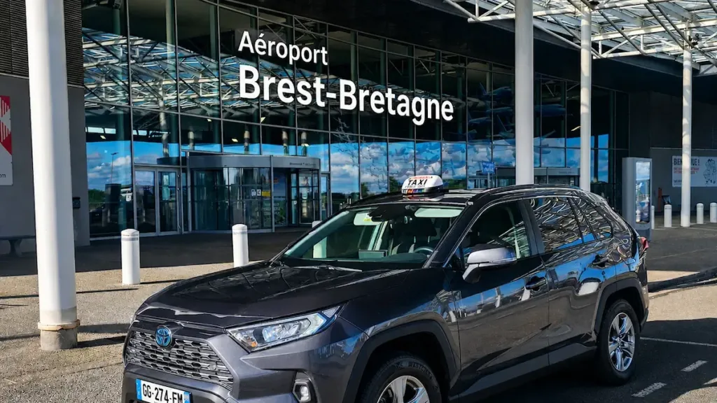 Taxi depuis l'aéroport de Brest Guipavas — Toyota RAV4 de Romain attend à la sortie des arrivées, Côte de Granit Rose