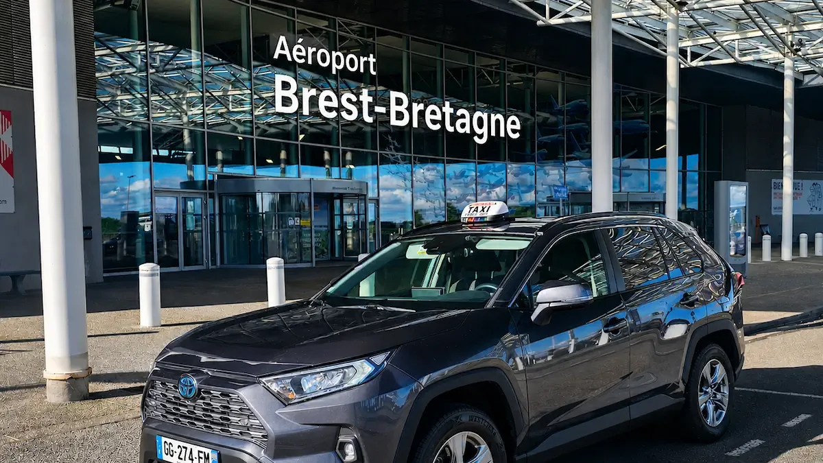 Taxi Romain devant l'aéroport de Brest-Bretagne, transfert depuis Pleumeur-Bodou