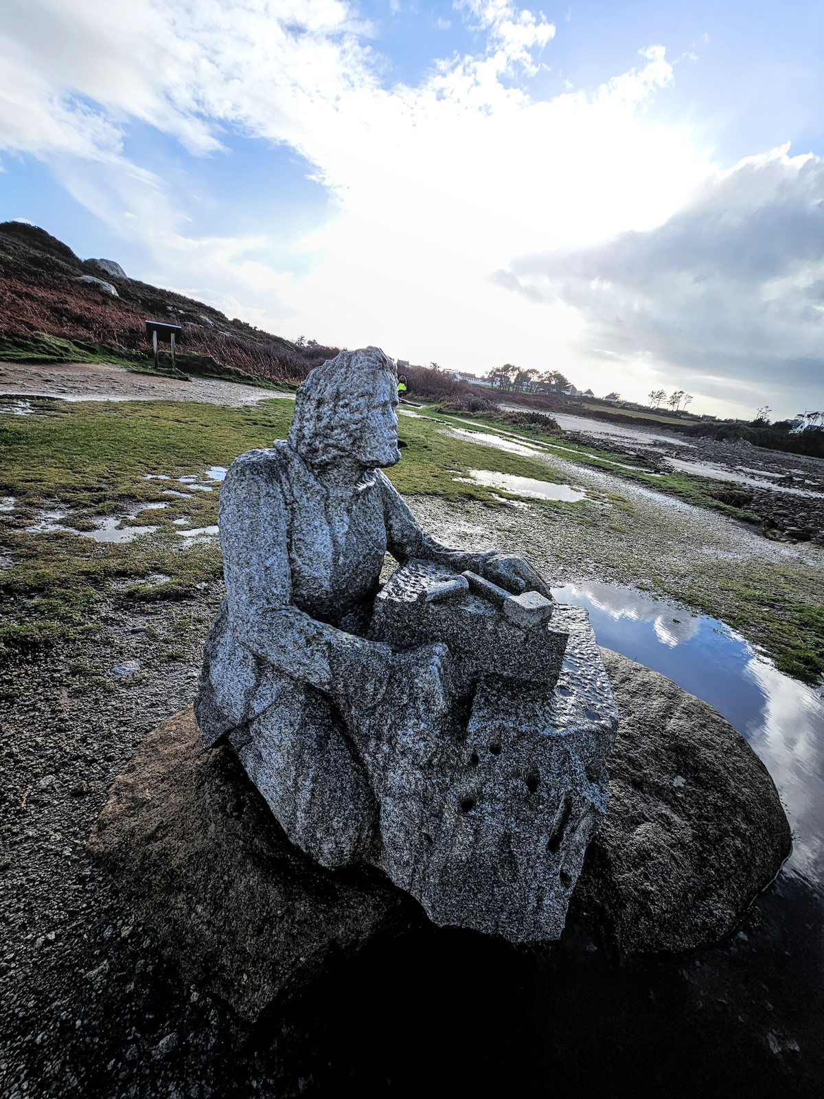 Sculpture en granit rose sur le sentier côtier GR34 à Île Grande — artisan tailleur de pierre, commune de Pleumeur-Bodou, Côte de Granit Rose