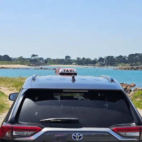Taxi Trégastel — enseigne lumineuse du Toyota RAV4 de Romain sur la côte de Trégastel