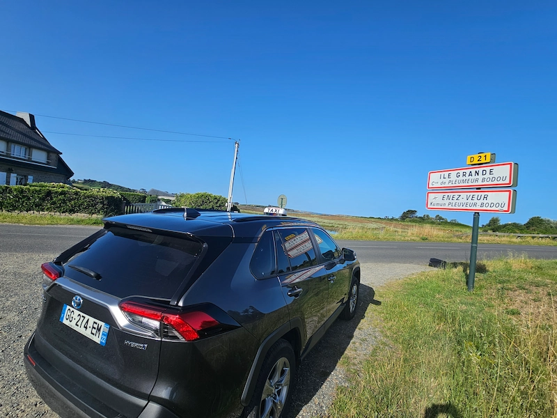 Toyota RAV4 Taxi Romain devant le panneau Île Grande, commune de Pleumeur-Bodou — taxi officiel Île Grande, Côte de Granit Rose