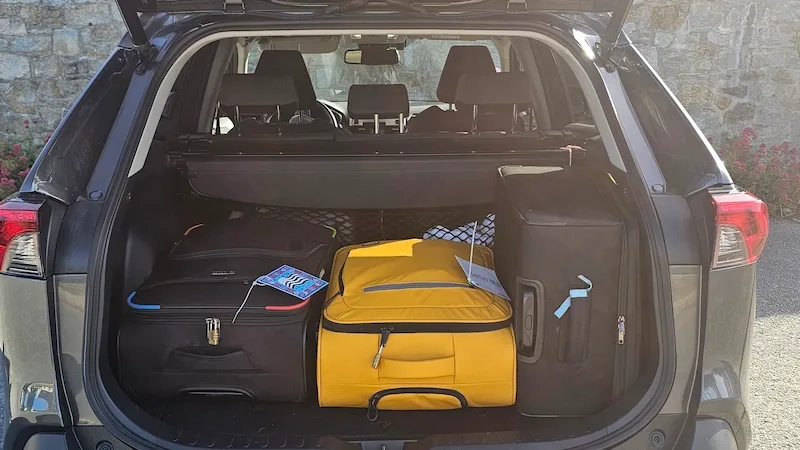 Grand coffre du Toyota RAV4 — 3 valises chargées pour un transfert depuis la Côte de Granit Rose vers l'aéroport de Brest