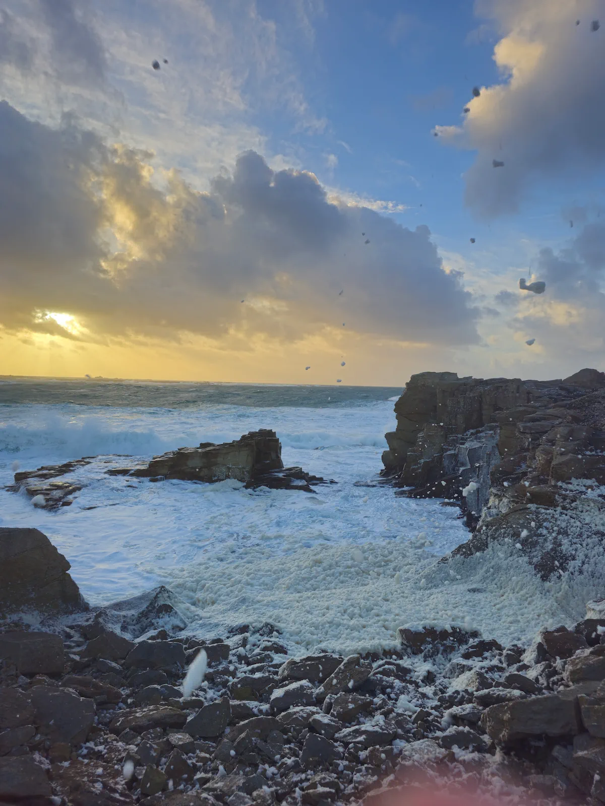 Tempête sur les côtes d'Île Grande au coucher du soleil — vagues et écume sur les rochers, Côte de Granit Rose, Pleumeur-Bodou