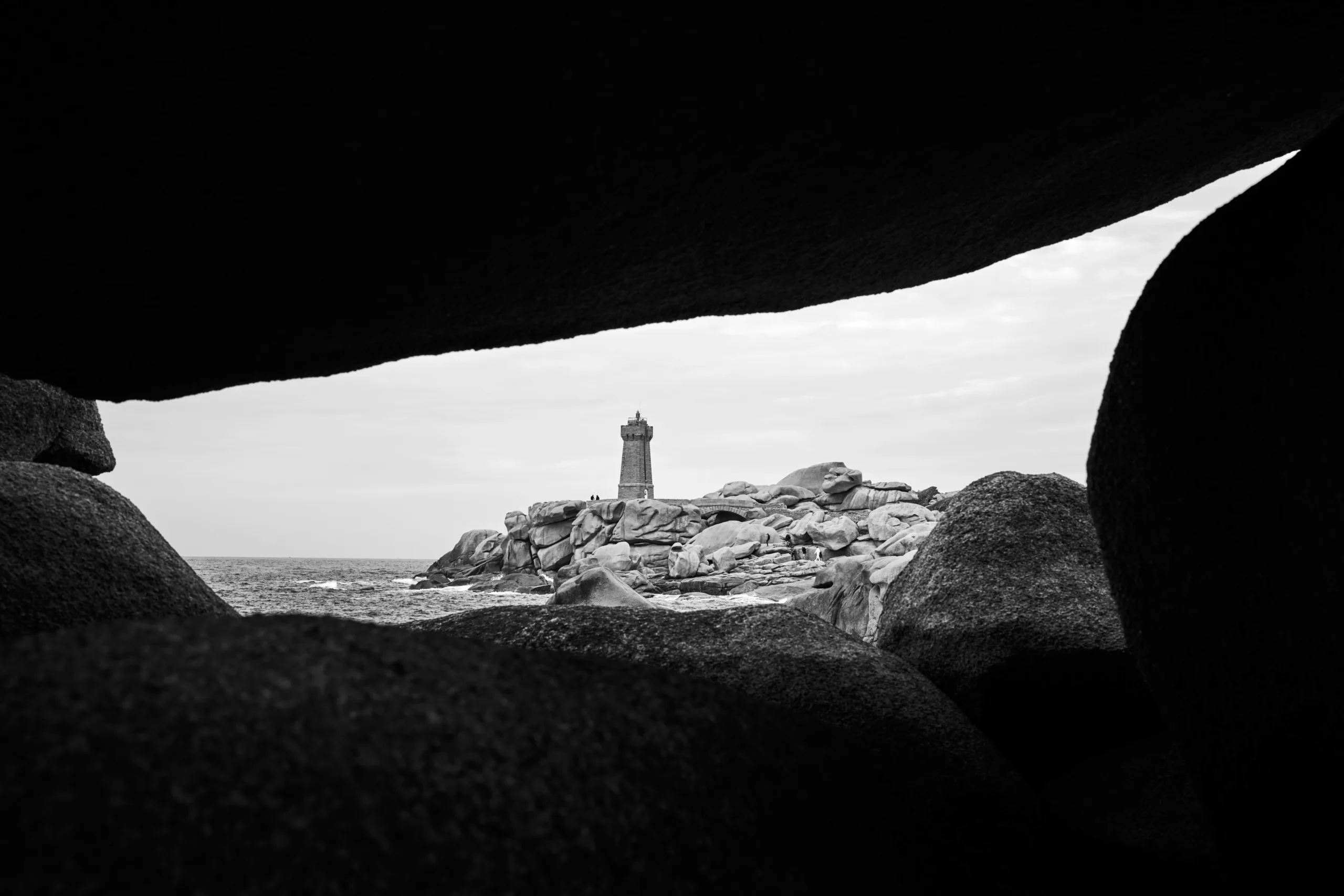 Le phare de Mean Ruz à Ploumanac'h, vu entre les rochers de granit, sur la Côte de Granit Rose